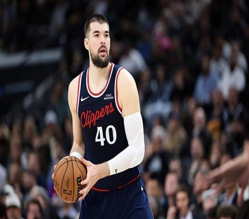 复出后的状态一塌糊涂，快船内线支柱的表现令人有些担心