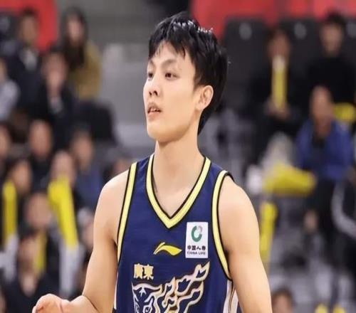 广东狂赢辽宁30分，12人登场，2人堪称优秀，3人算及格，6人低迷
