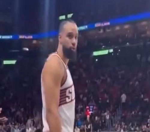 尴尬的是最后输了，狄龙回喷骂自己垃圾的热火球迷：看看比分，fk