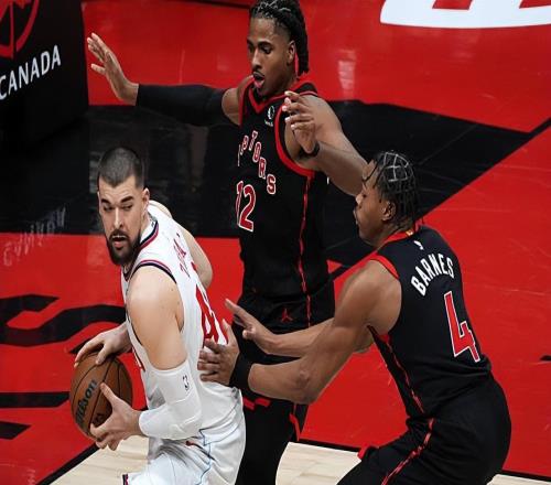 态度积极了许多！快船内线支柱终于在攻防两端起到了关键的作用