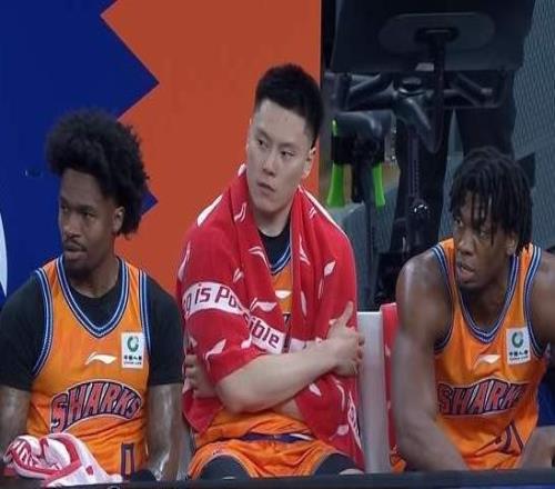 守住第4名，上海男篮重获连胜王哲林16+11变第6人全队三分27中6