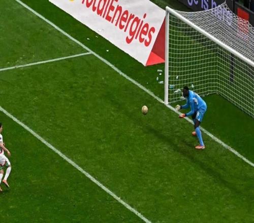 非洲杯决赛罚丢勺子点球，皇马球星遭受死亡威胁