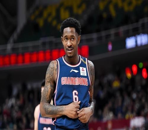 广东千胜海报争议！宏远功勋外援：周琦不配上去，死神帕克更适合