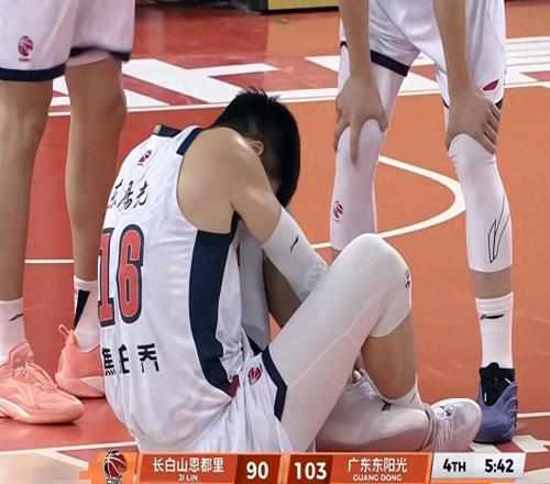 谁注意到，焦泊乔被队友绊倒，绊倒者扬长而去，其他队友纷纷看望