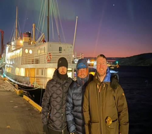 曼晚：大量未买到票的曼城球迷也随队远征挪威客场，甚至有人爬树上看球