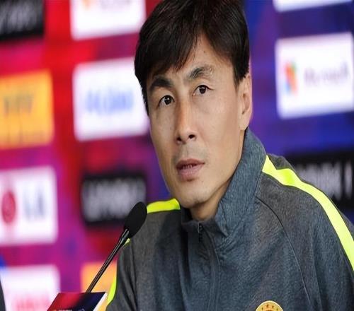 李玮锋回应王钰栋留洋，直言他连日本后卫都扛不住，还能去哪