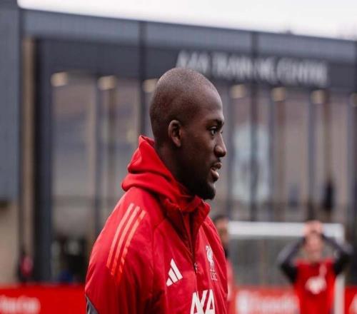 经历丧父之痛的科纳特回归利物浦训练，剃了个光头