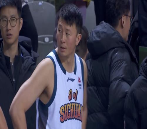 大打出手！4次夺权恐遭CBA重罚，球迷吵作一团：落后方凭啥不能投