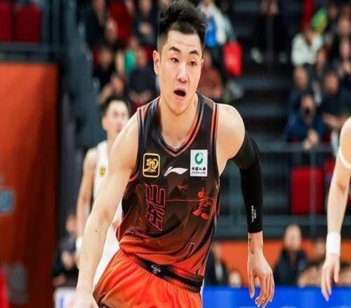 山东险胜广州赢在裁判：球队要想走得更远，两点决定邱彪必须下课