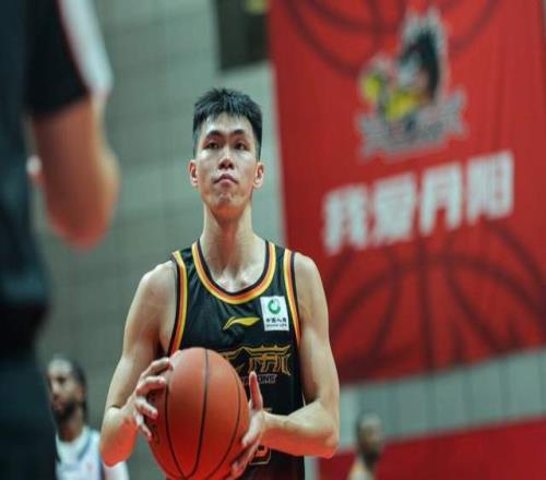 意外不庞峥麟首次入围男篮国家队集训名单，郭士强坚持使用赵睿
