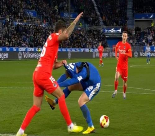 抽象点球，卡莱塔禁区内扒托尼球衣并将球衣罩托尼头上被判点