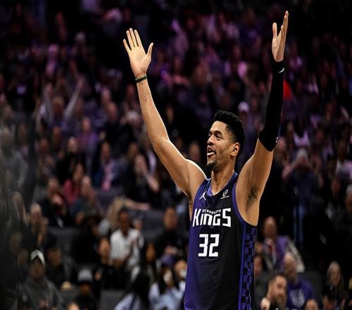 打爆快船防线！国王为这位内线新秀提供4年长约是明智的选择