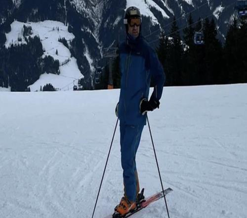 危险运动，图片报：前柏林赫塔高管滑雪时肋骨断裂，扎穿肺部