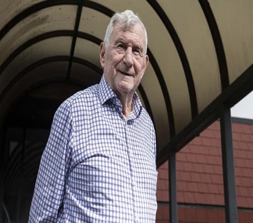 81岁的热刺前主帅普拉特摔倒后住院两周，现已出院回家