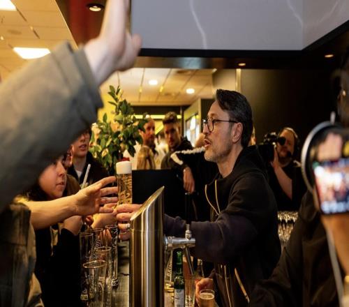 多特举办球迷招待会，科瓦奇亲自给球迷接啤酒