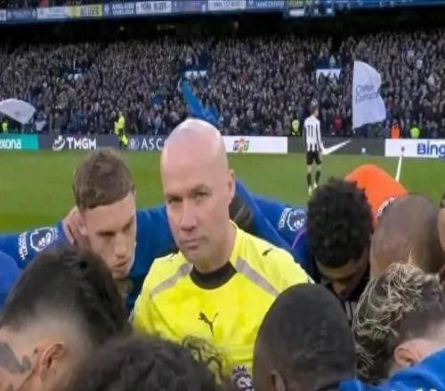 英超赛场现罕见一幕：裁判“站C位”成切尔西赛前动员焦点