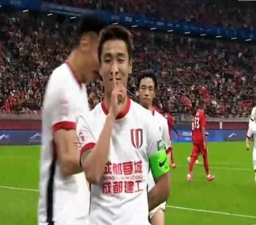川渝德比17年首球！韦世豪点球破门，破190天球荒，韦林顿造点