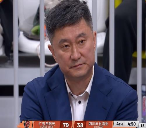 弟子单节砍20分，杜锋却满脸不悦，球迷：现场有人喊他下课