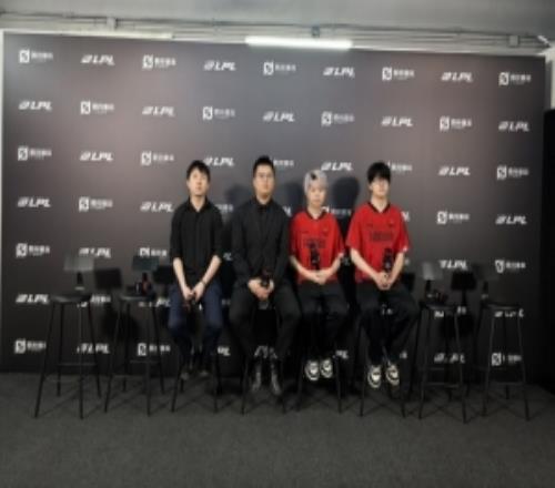 这工资真好赚FPX教练组：对英雄的优先级问题还在斟酌中