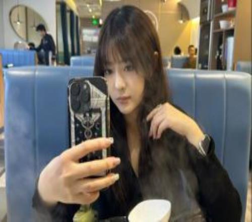 家庭地位纵横宇宙！解说毛毛分享女友Kris照片：吃个饭一直臭美