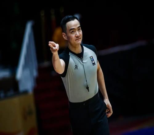 中国元素+1上赛季CBA十佳裁判之一的孙健吹罚开拓者vs灰熊