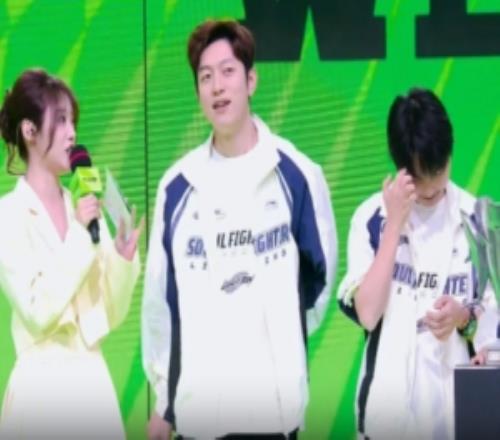 赛后采访WEG众人：感谢所有队友们之间的信任，这一冠献给队友！