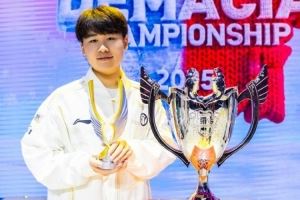 Wei晒德杯奖杯合照：大家辛苦了