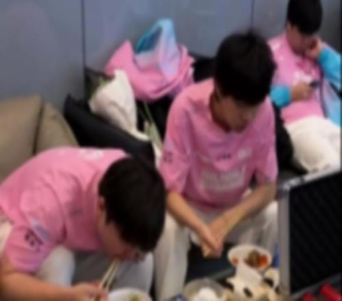 BLG发布队员赛前进餐视频：干饭时间到