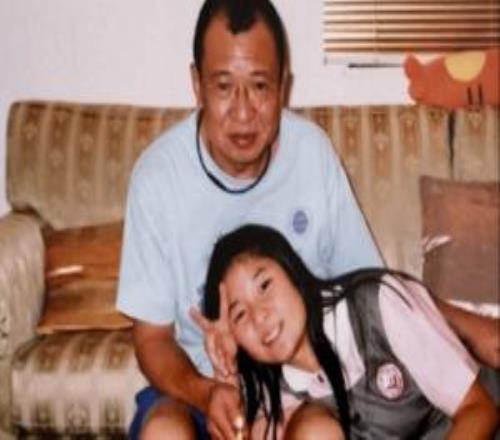 许绍雄女儿发文悼念父亲生忌：保留所有社交平台，延续"欢喜"精神