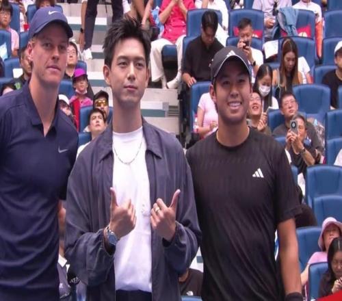 演员李现为中网男单决赛挑边，并与辛纳和勒纳钱合影留念