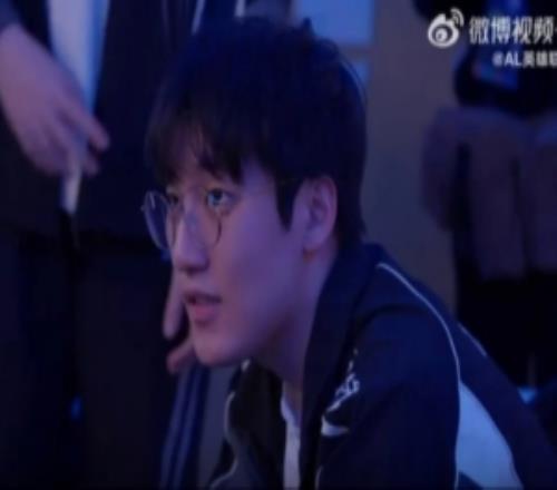 Tarzan：输给T1之后当时确实挺难受，第五把我们如果更强势一点