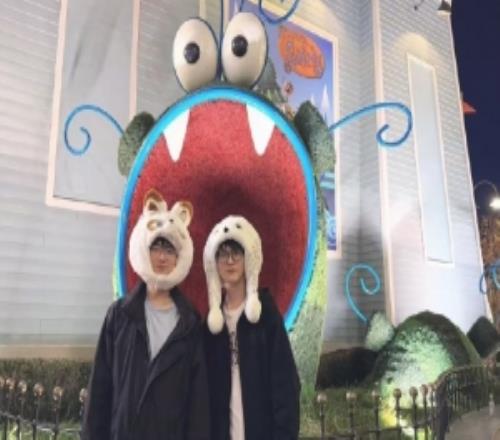 Meiko晒照：北京霍格沃茨的夜晚真冷跟老猪合影的猫头鹰就是我