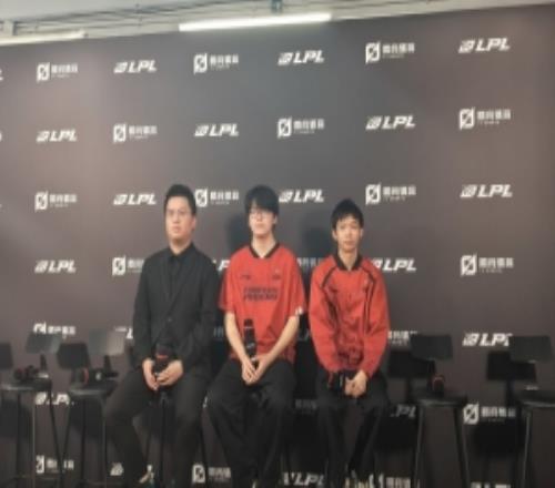 FPX赛后群访教练：BLG和TES都很强要做好我们自己的比赛内容