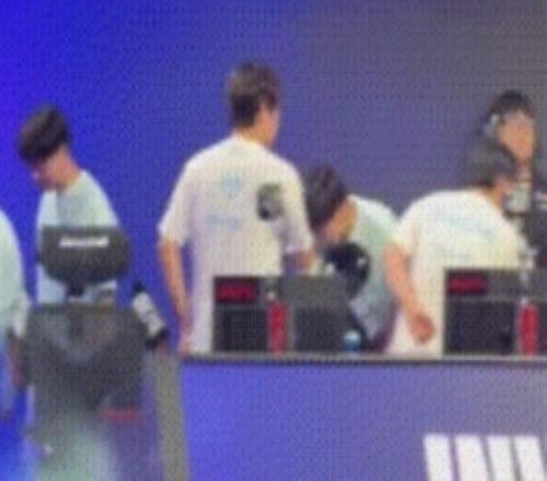 依旧坚挺！赛后粉丝拍IG众人与BLG选手碰拳Bin挺直腰板毫无反应