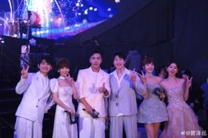 管泽元分享跨年合照：一年只化一次妆的我在B站跨晚陪你们跨年