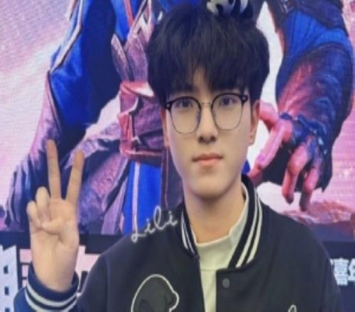 真去WBG了zika微博ID已从LNG_Zika改名为Zika707