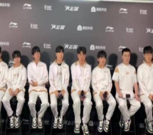 TheShy：平时不是很喜欢动物但是昨天和很多小猫还是很有意思的