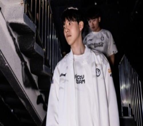 狼母能被塞恩打爆！TheShy对线被圣枪哥打爆团战无效切入最终战绩141