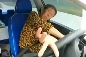 最抽象的一集！QQ飞车邀请"咏春大娘"漫展开打方向盘