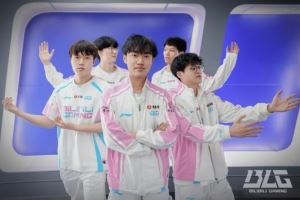 BLG官方发布战胜AL赛场合照：继续保持状态！