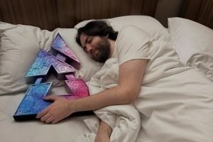 上帝“床照”泄露！Jame晒出与BLAST奖杯的床照