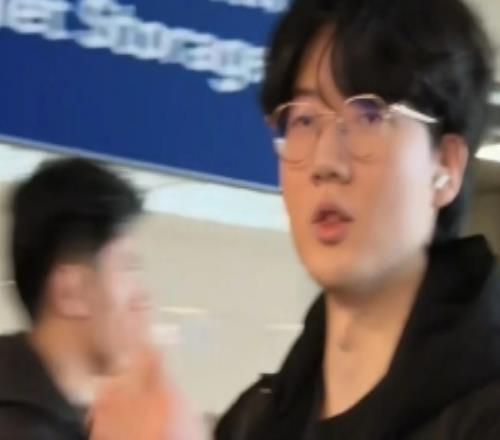 已到上海！网友晒出了Viper在上海机场的照片