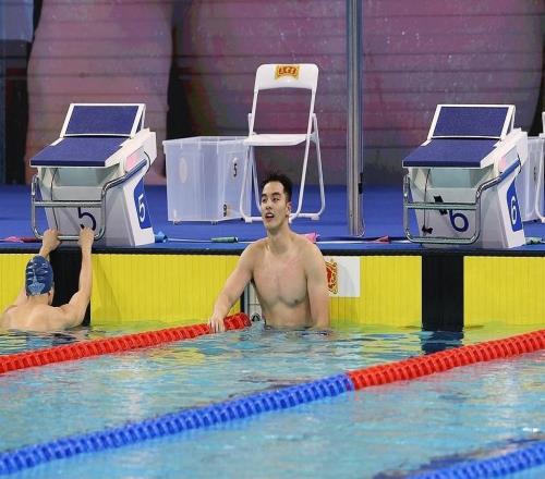 上海队郑英昊摘得男子50米蛙泳金牌，覃海洋犯规被取消成绩