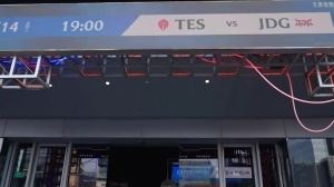 骆歆带你看新赛场变化：新增的大头贴拍照点超多战队应援物料以供挑选