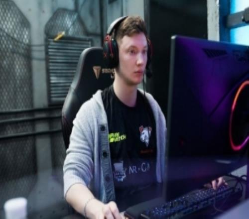 老将回归现年29岁选手Resolut1on展示13832天梯分并找队打五