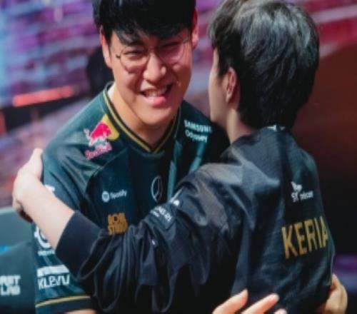 历史第一下路！赛事官方分享Gumayusi、Keria拥抱照片