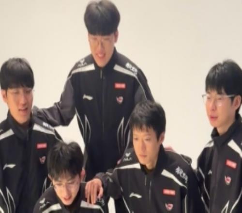 AL分享定妆照花絮：必须思考我们忙内此生仅有踩两个苹果箱的机会