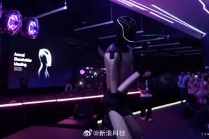 马斯克：特斯拉机器人将进行产能爬坡，最终实现“年产千万台”