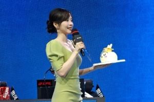 主持余霜分享照片：超长待机的一天被生日场满满惊喜裹着暖意！