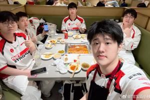 哥哥的参团率太高了！TES官方赛后晒选手聚餐返图：坚哥带上杰克吃一口